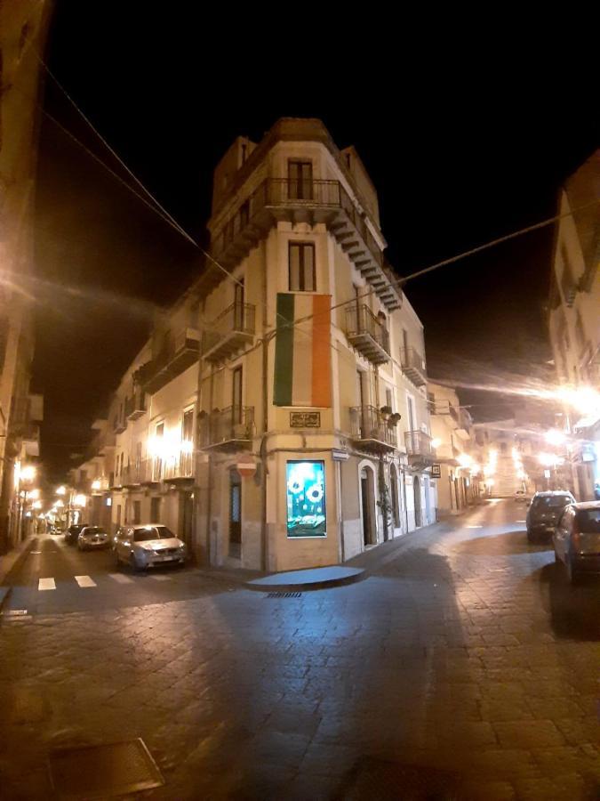 Mirabella Imbaccari B&B L'Angolo Sulla Piazza מראה חיצוני תמונה